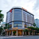 Gedung Bursa Efek Indonesia yang ramai dengan aktivitas investasi